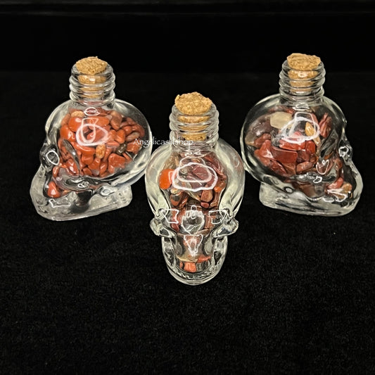 Botellas con forma de calavera con chips de jaspe rojo